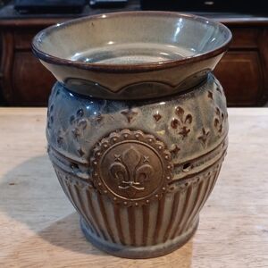 Decorative Scentsy Ceramic Warmer with Fleur-de-Lis Design